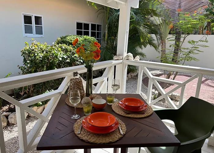 Blue Marlin Apartments, Nabij Mambo Beach